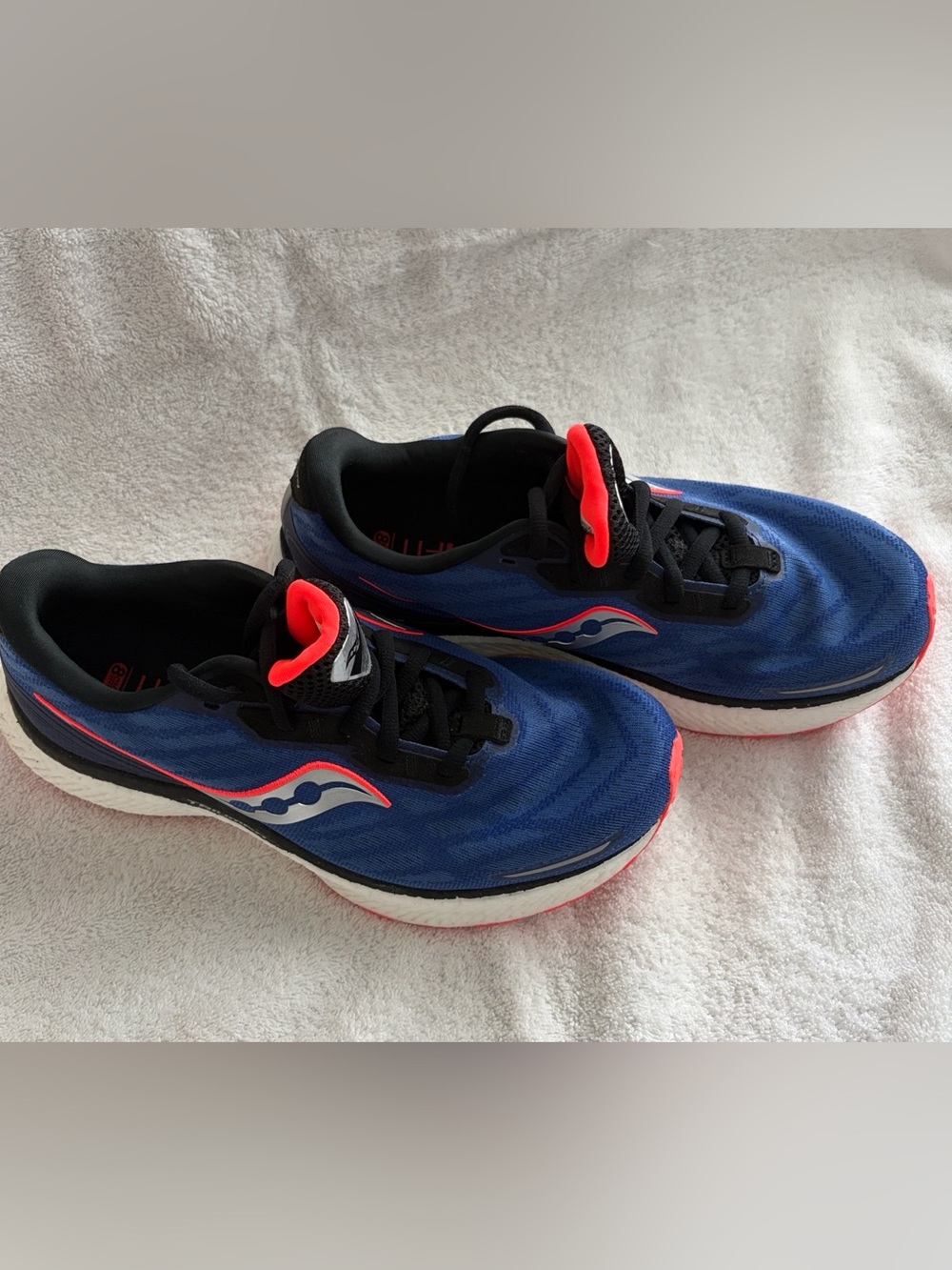 Saucony Triumph 19 Mens Navy Blue and Coral Athletic Sneakers S20678-16 Size 7.5